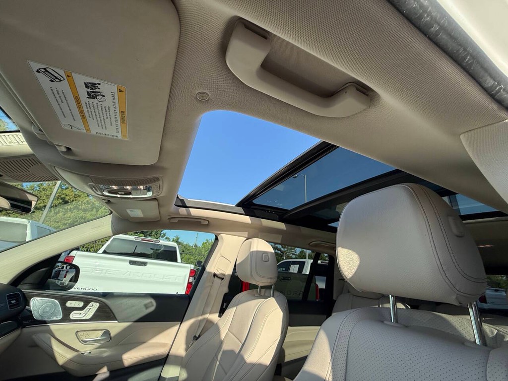 Mercedes-Benz GLS Vehicle Full-screen Gallery Image 33