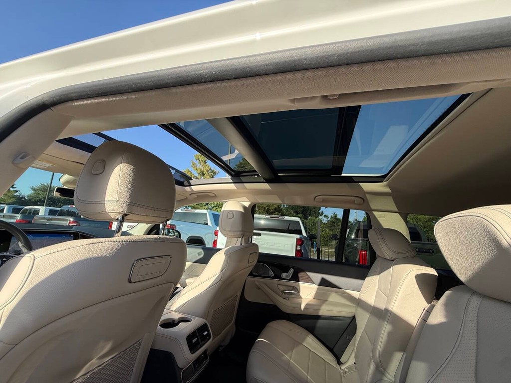 Mercedes-Benz GLS Vehicle Full-screen Gallery Image 34