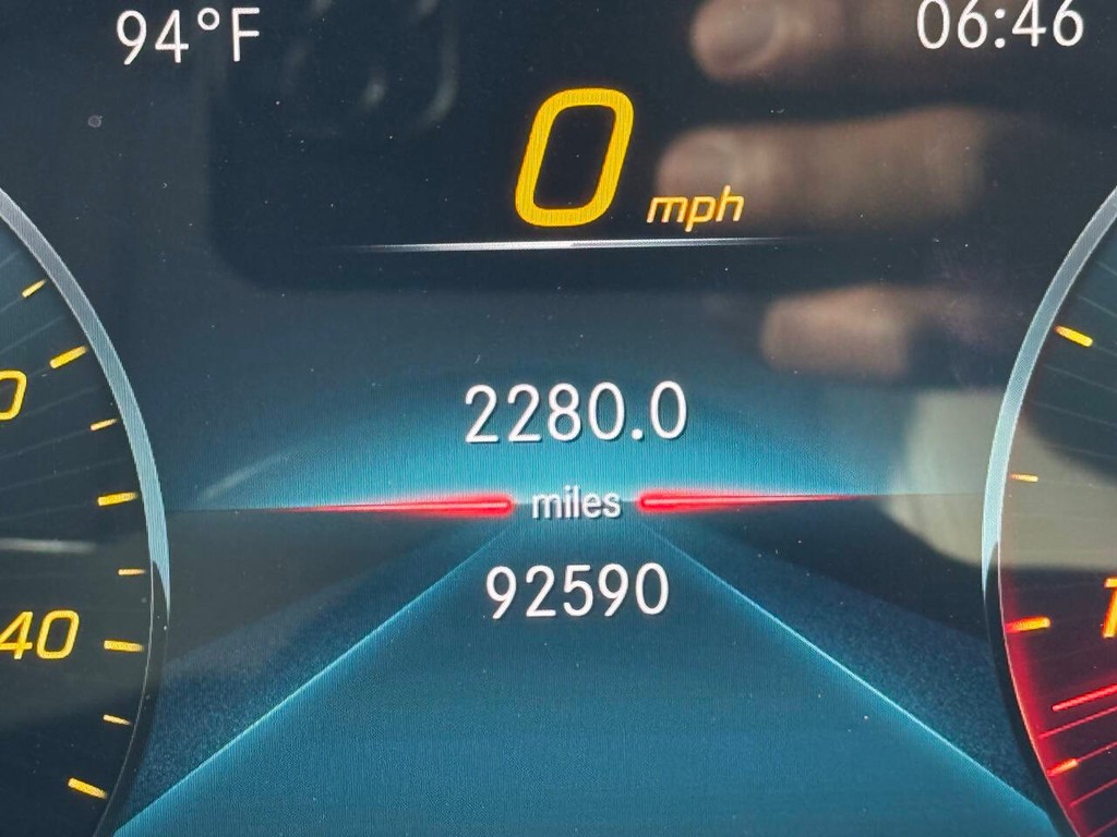 Mercedes-Benz GLS Vehicle Full-screen Gallery Image 36