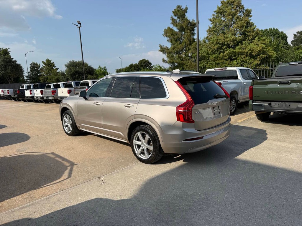 Volvo XC90 Vehicle Full-screen Gallery Image 04
