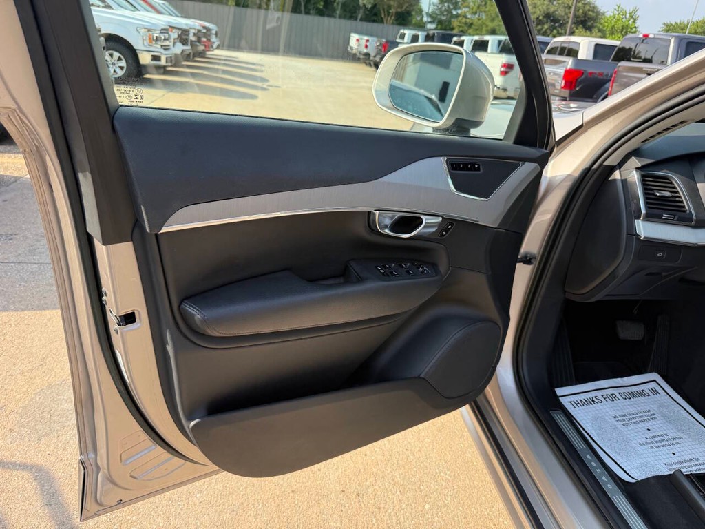Volvo XC90 Vehicle Full-screen Gallery Image 08