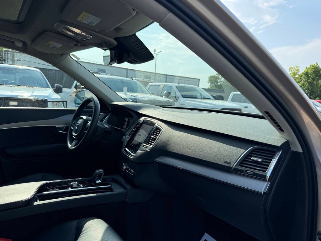 Volvo XC90 Vehicle Full-screen Gallery Image 09