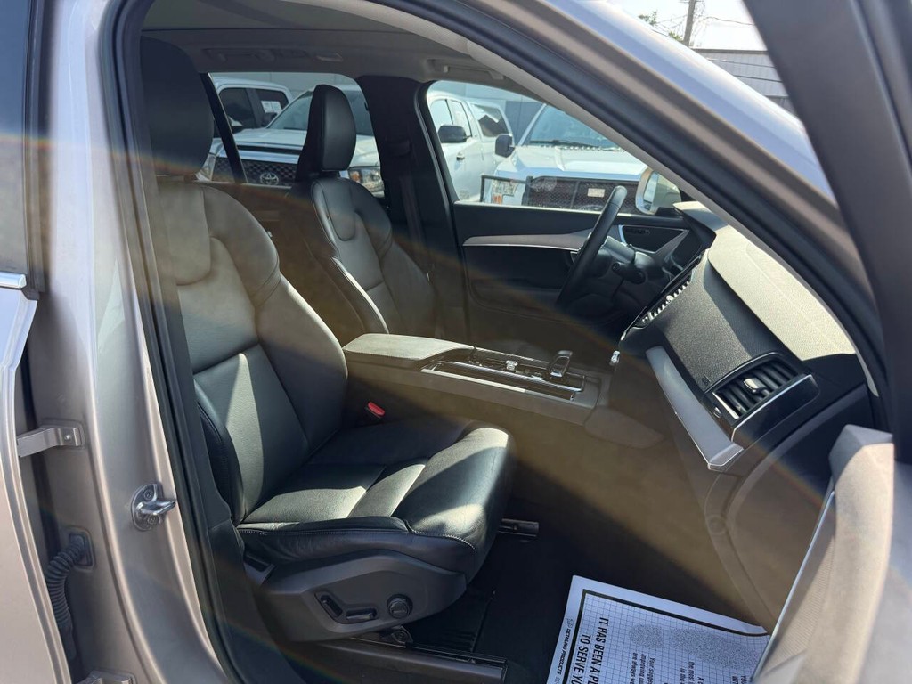 Volvo XC90 Vehicle Full-screen Gallery Image 10