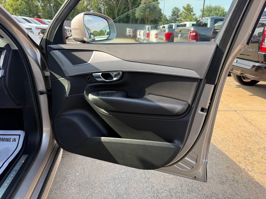 Volvo XC90 Vehicle Full-screen Gallery Image 11