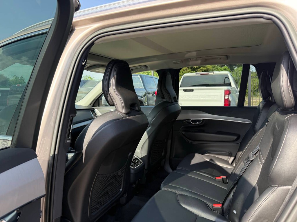 Volvo XC90 Vehicle Full-screen Gallery Image 12