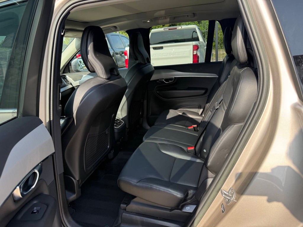 Volvo XC90 Vehicle Full-screen Gallery Image 13