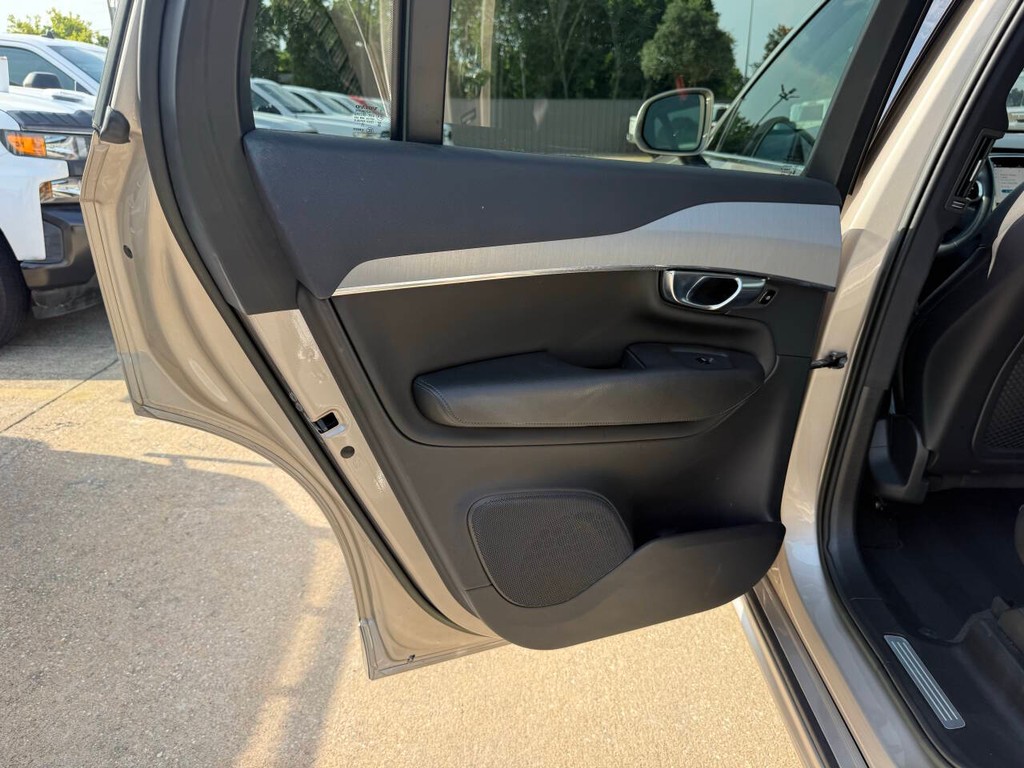 Volvo XC90 Vehicle Full-screen Gallery Image 15
