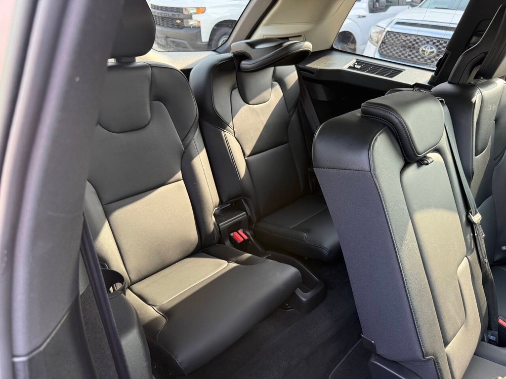 Volvo XC90 Vehicle Full-screen Gallery Image 16