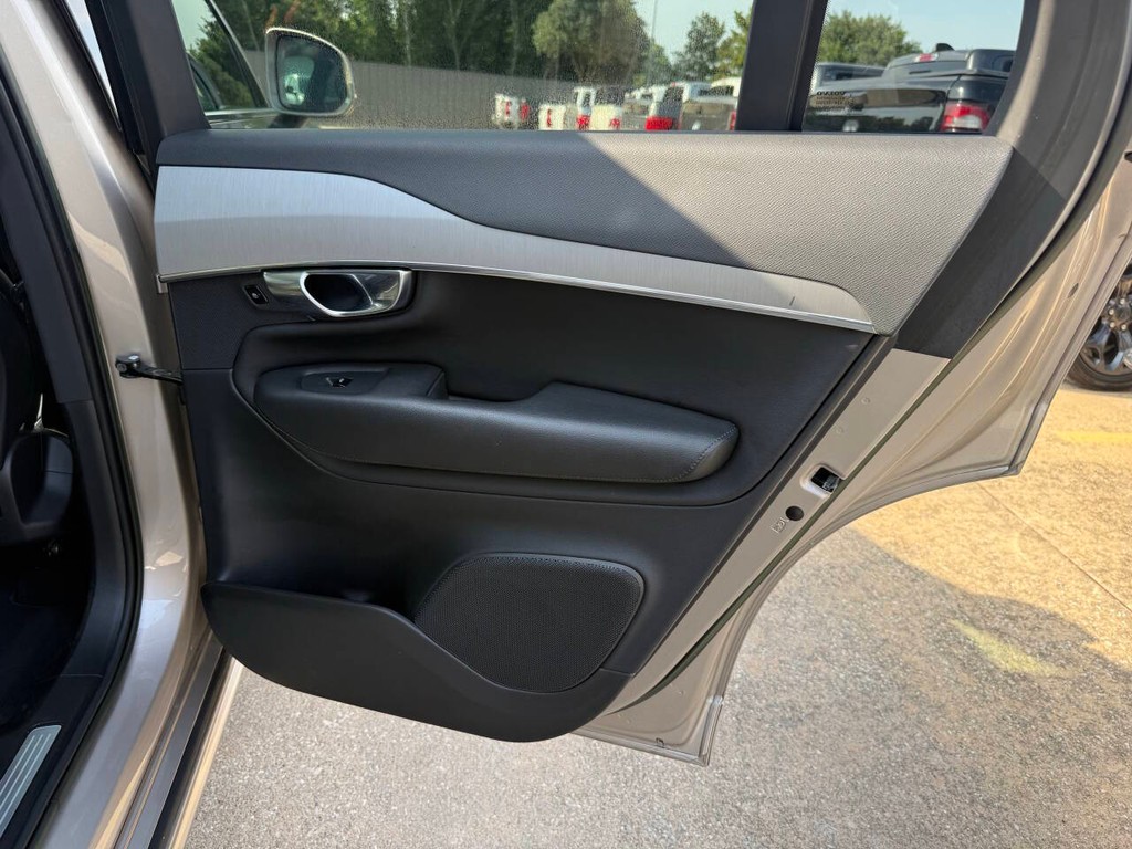 Volvo XC90 Vehicle Full-screen Gallery Image 18