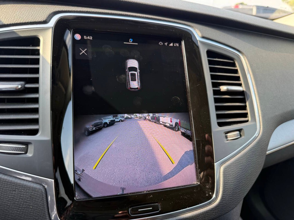 Volvo XC90 Vehicle Full-screen Gallery Image 30