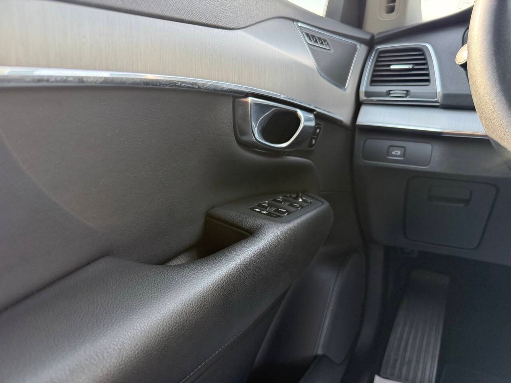 Volvo XC90 Vehicle Full-screen Gallery Image 35
