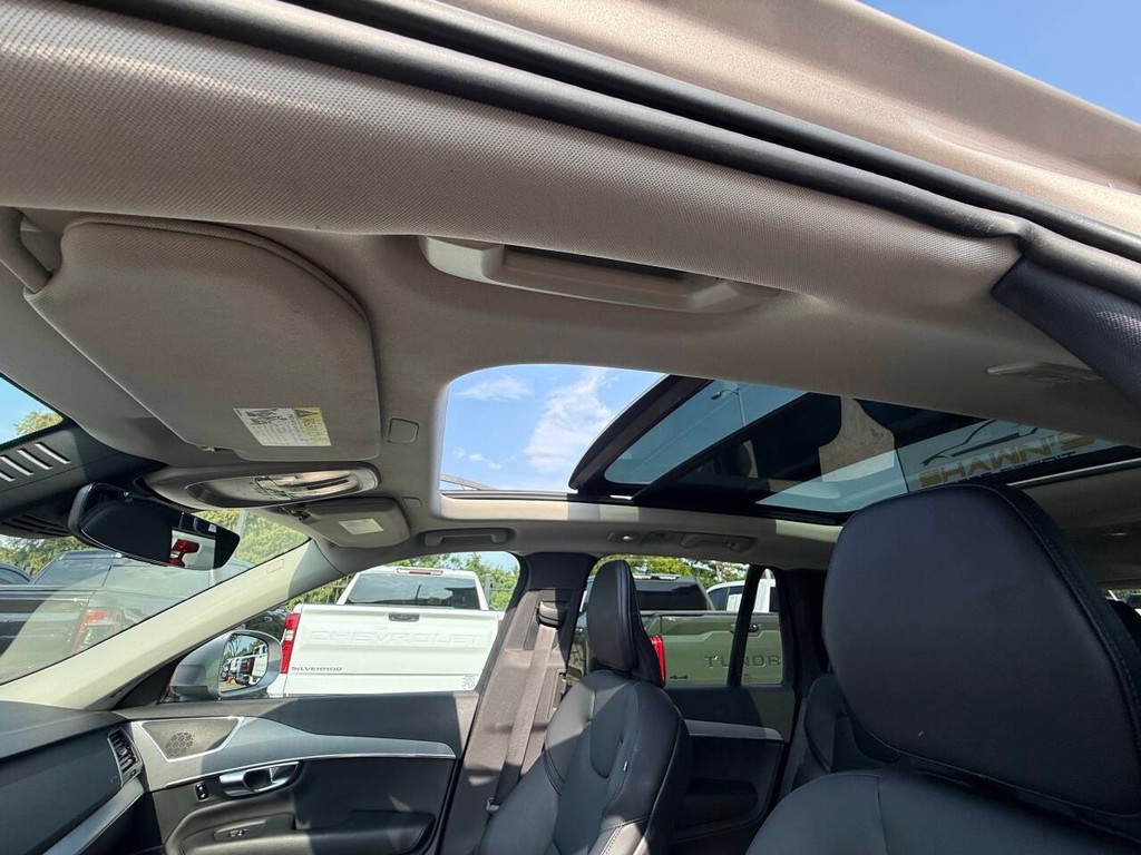 Volvo XC90 Vehicle Full-screen Gallery Image 36