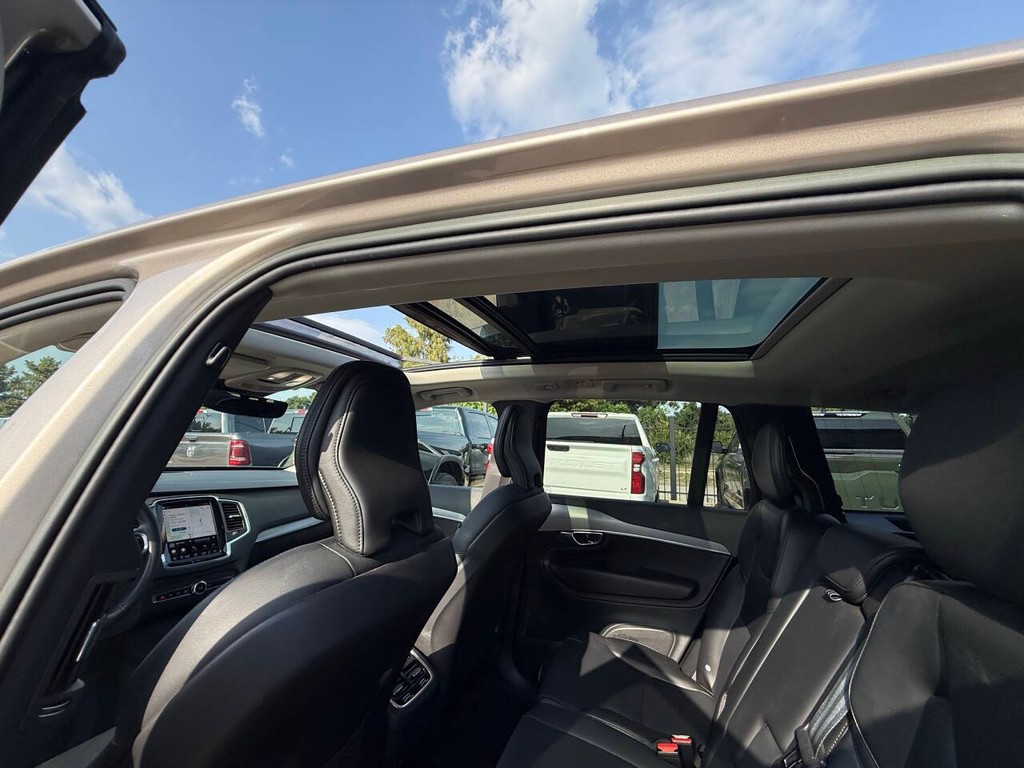 Volvo XC90 Vehicle Full-screen Gallery Image 37