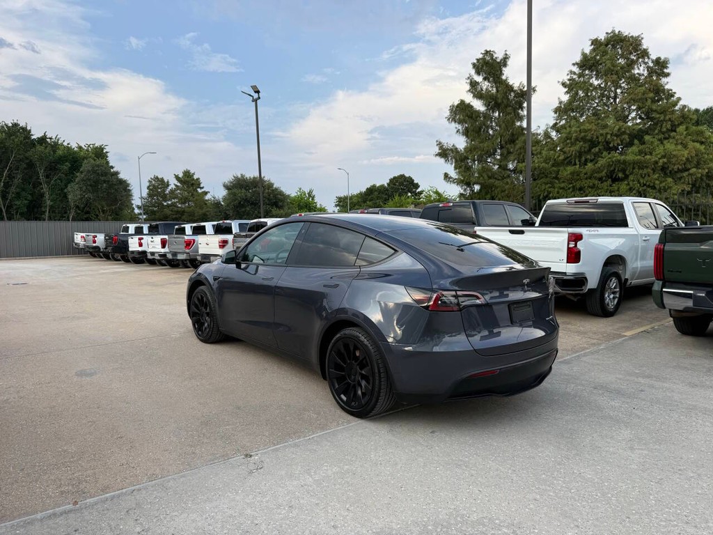 Tesla Model Y Vehicle Full-screen Gallery Image 04