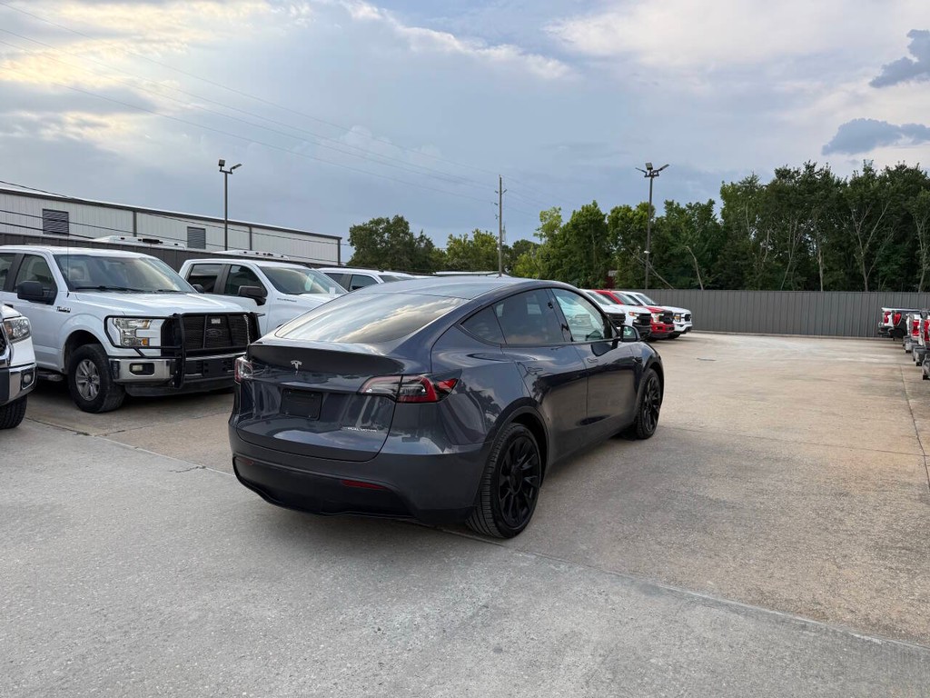 Tesla Model Y Vehicle Full-screen Gallery Image 05