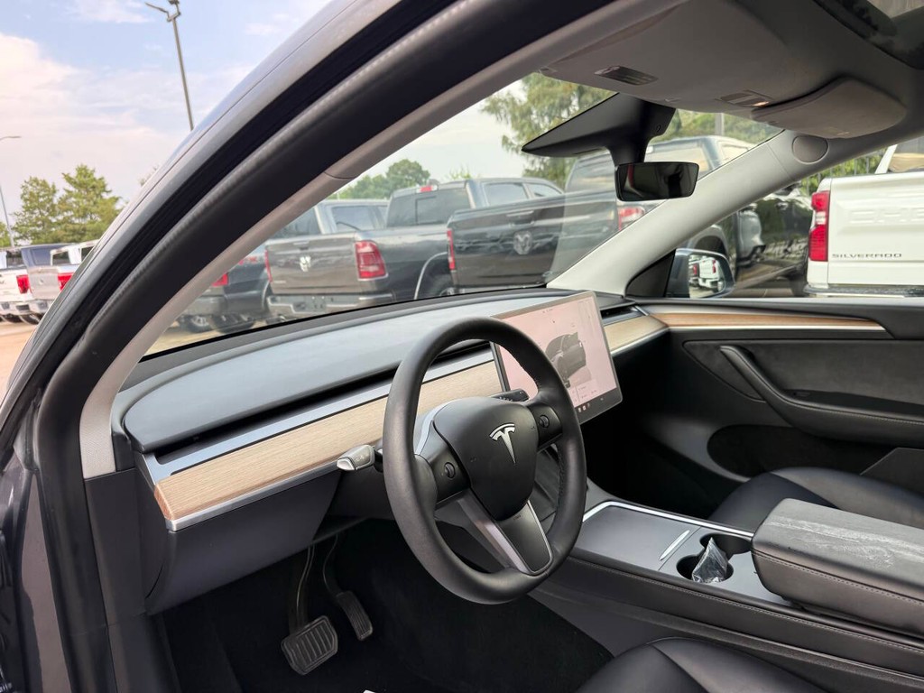 Tesla Model Y Vehicle Full-screen Gallery Image 06