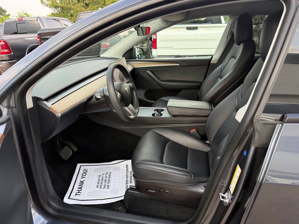 Tesla Model Y Vehicle Full-screen Gallery Image 07