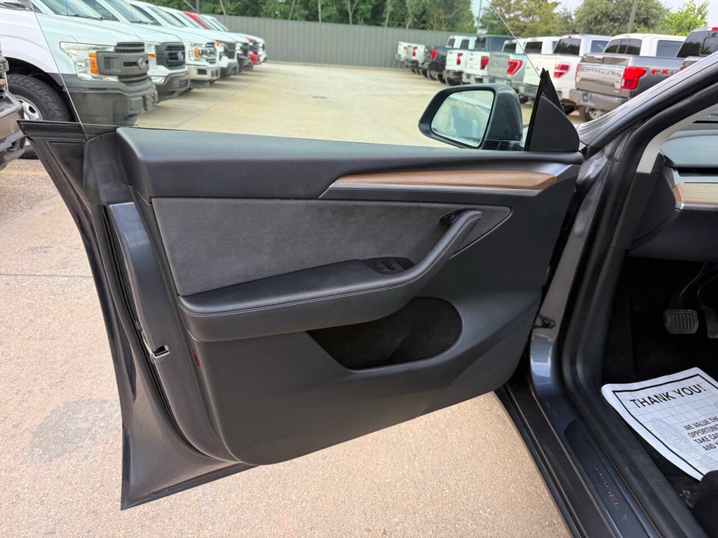 Tesla Model Y Vehicle Full-screen Gallery Image 08