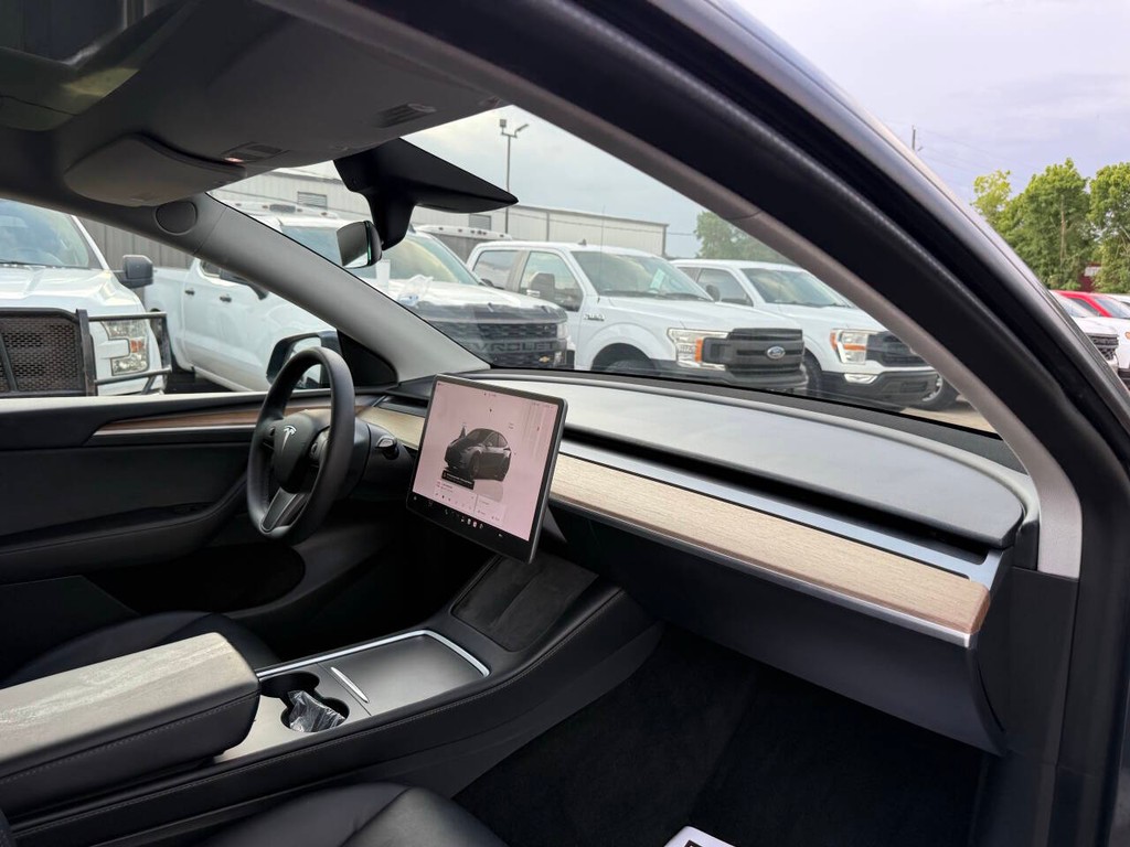 Tesla Model Y Vehicle Full-screen Gallery Image 09