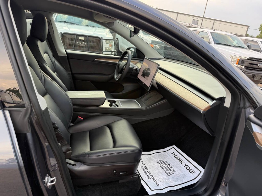 Tesla Model Y Vehicle Full-screen Gallery Image 10