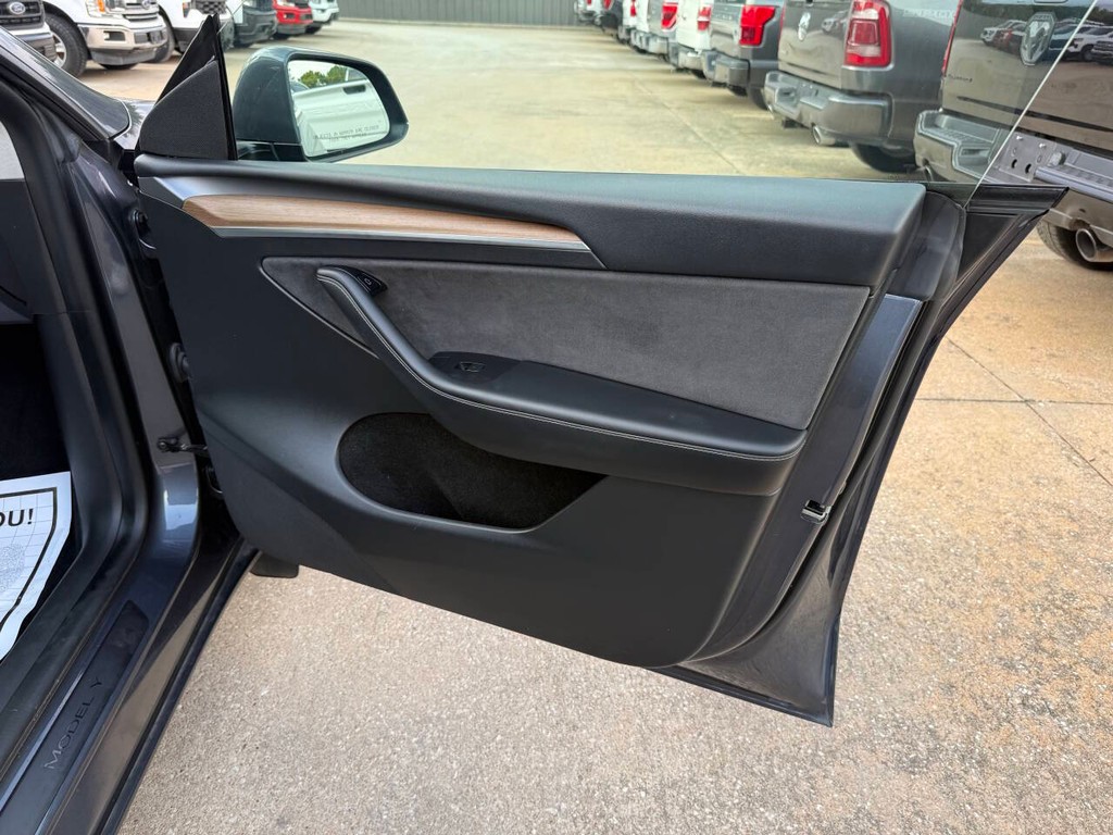 Tesla Model Y Vehicle Full-screen Gallery Image 11
