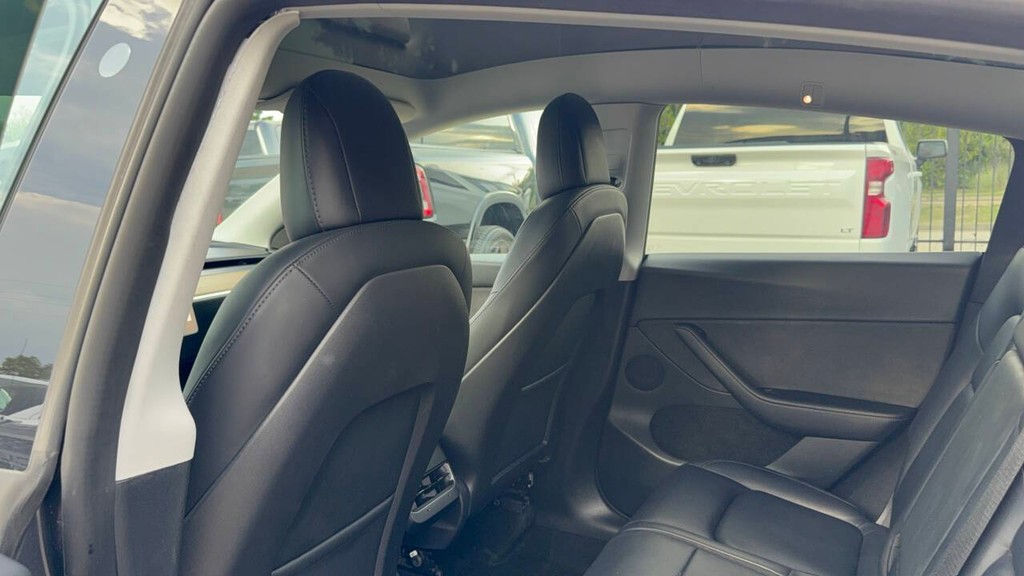 Tesla Model Y Vehicle Full-screen Gallery Image 12