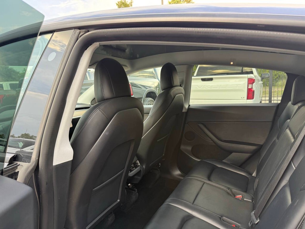 Tesla Model Y Vehicle Full-screen Gallery Image 13
