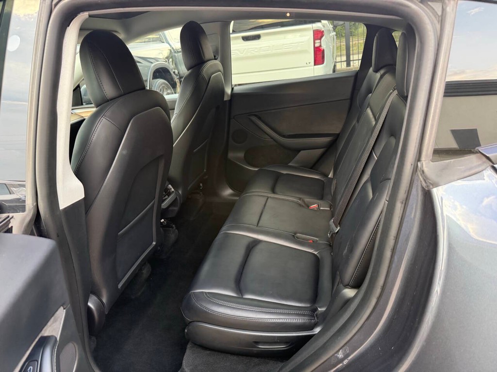 Tesla Model Y Vehicle Full-screen Gallery Image 14