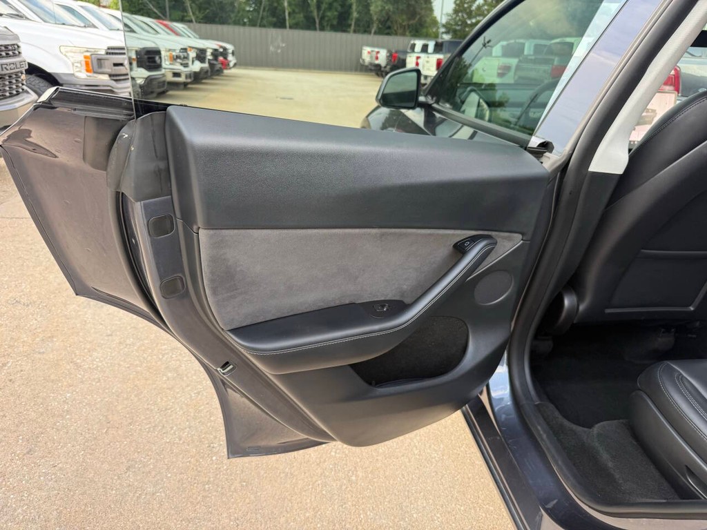 Tesla Model Y Vehicle Full-screen Gallery Image 15