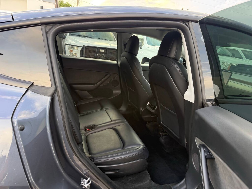 Tesla Model Y Vehicle Full-screen Gallery Image 16