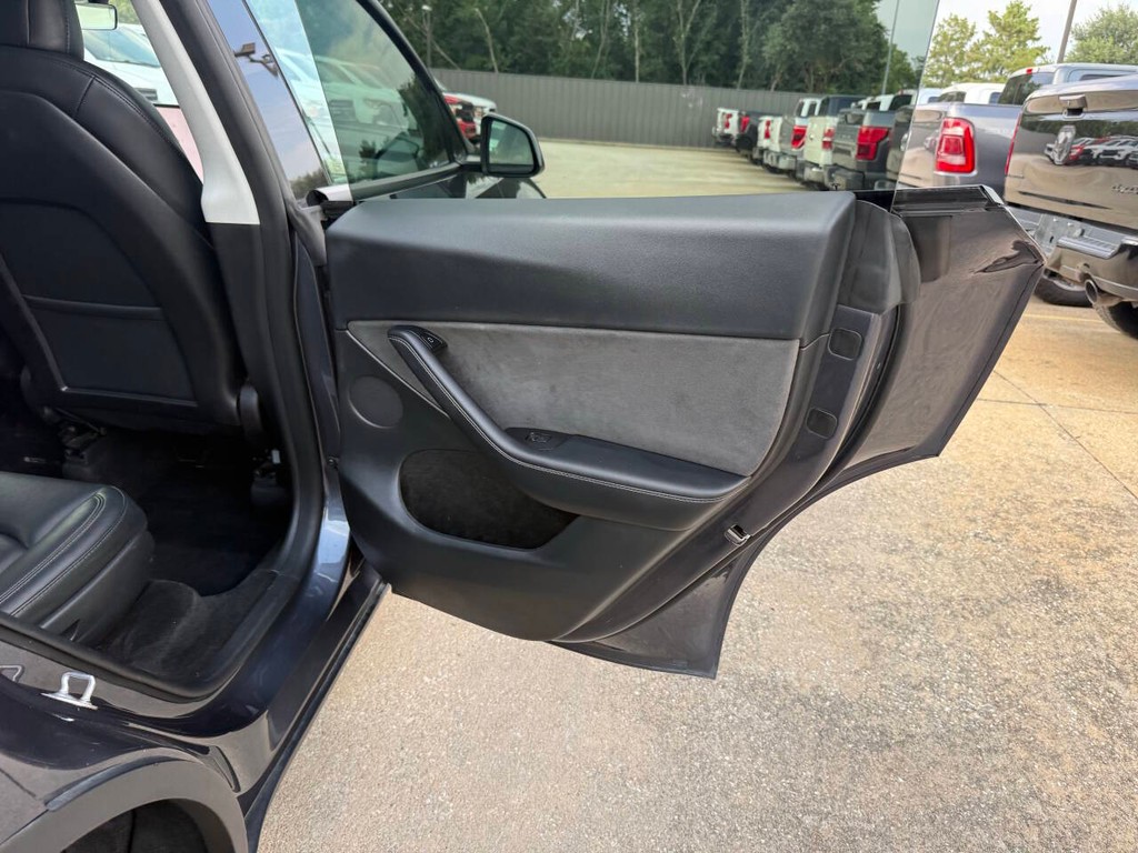 Tesla Model Y Vehicle Full-screen Gallery Image 17