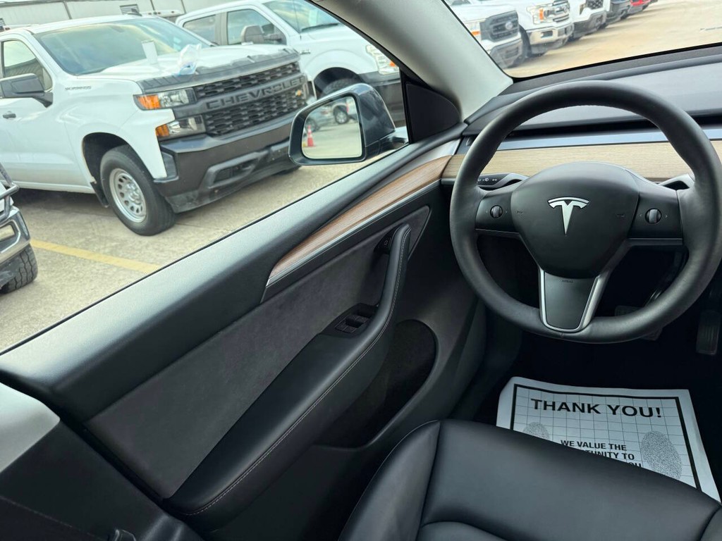 Tesla Model Y Vehicle Full-screen Gallery Image 20