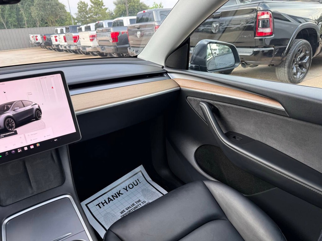 Tesla Model Y Vehicle Full-screen Gallery Image 21