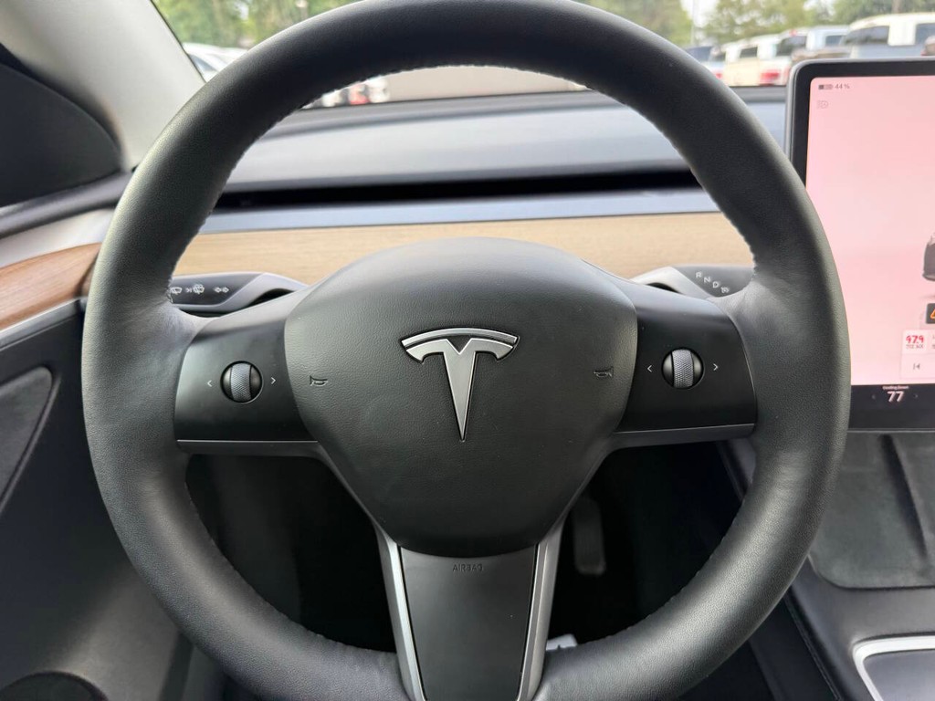 Tesla Model Y Vehicle Full-screen Gallery Image 24