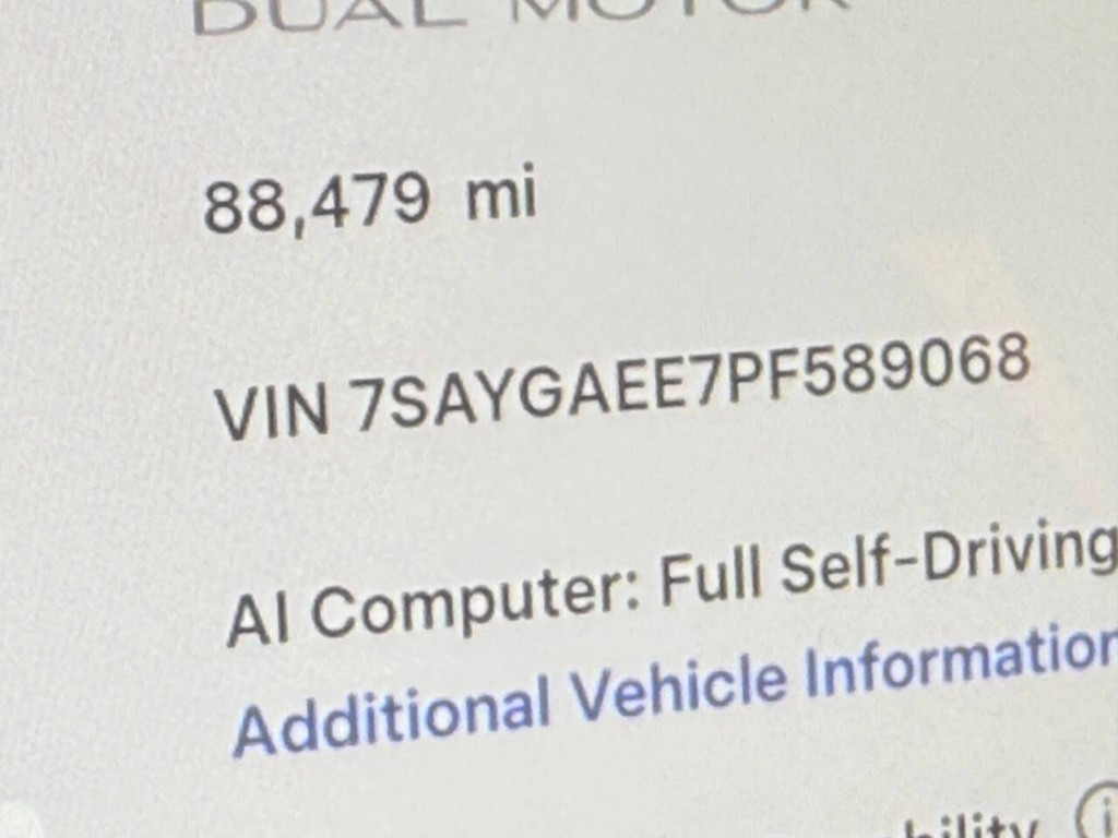 Tesla Model Y Vehicle Full-screen Gallery Image 28