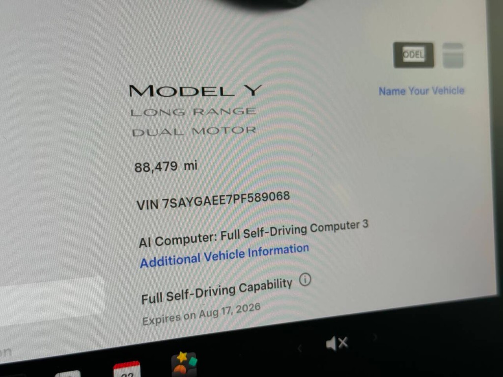 Tesla Model Y Vehicle Full-screen Gallery Image 30