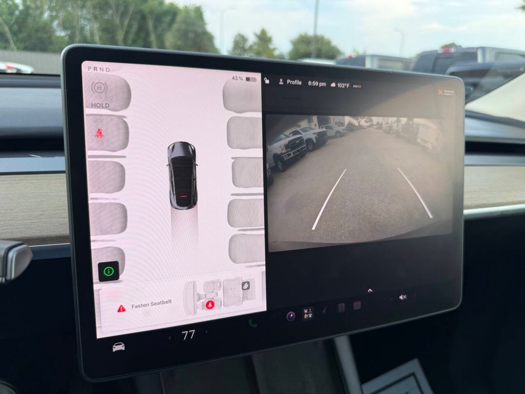 Tesla Model Y Vehicle Full-screen Gallery Image 31