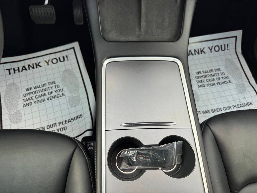 Tesla Model Y Vehicle Full-screen Gallery Image 33