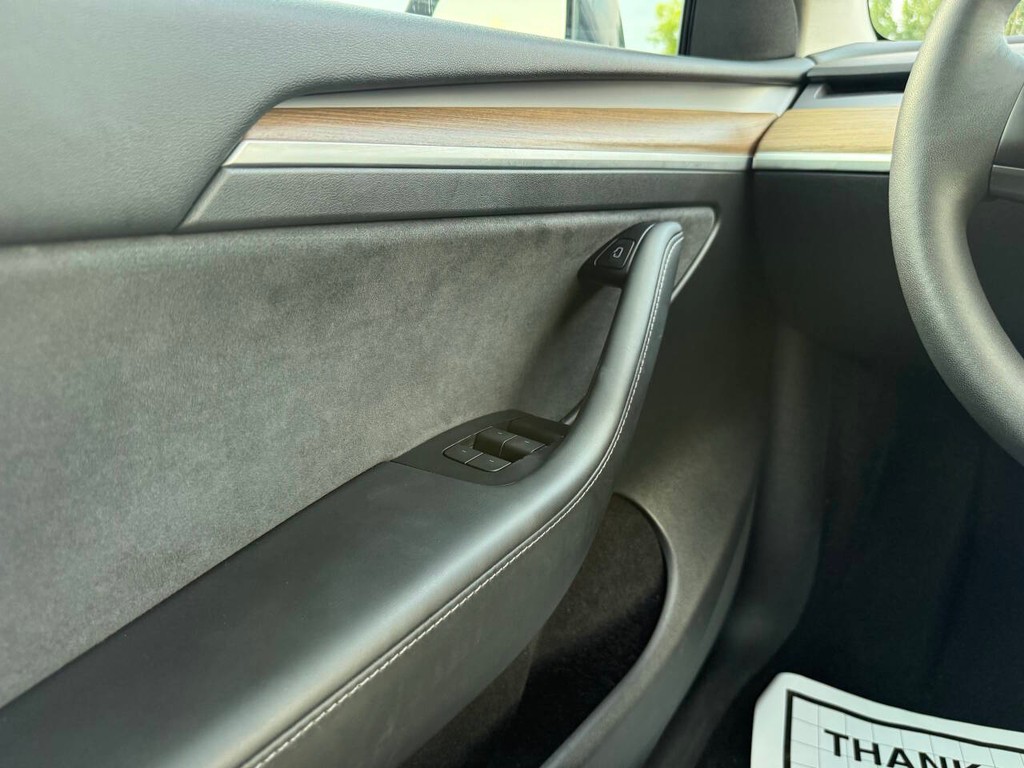 Tesla Model Y Vehicle Full-screen Gallery Image 34