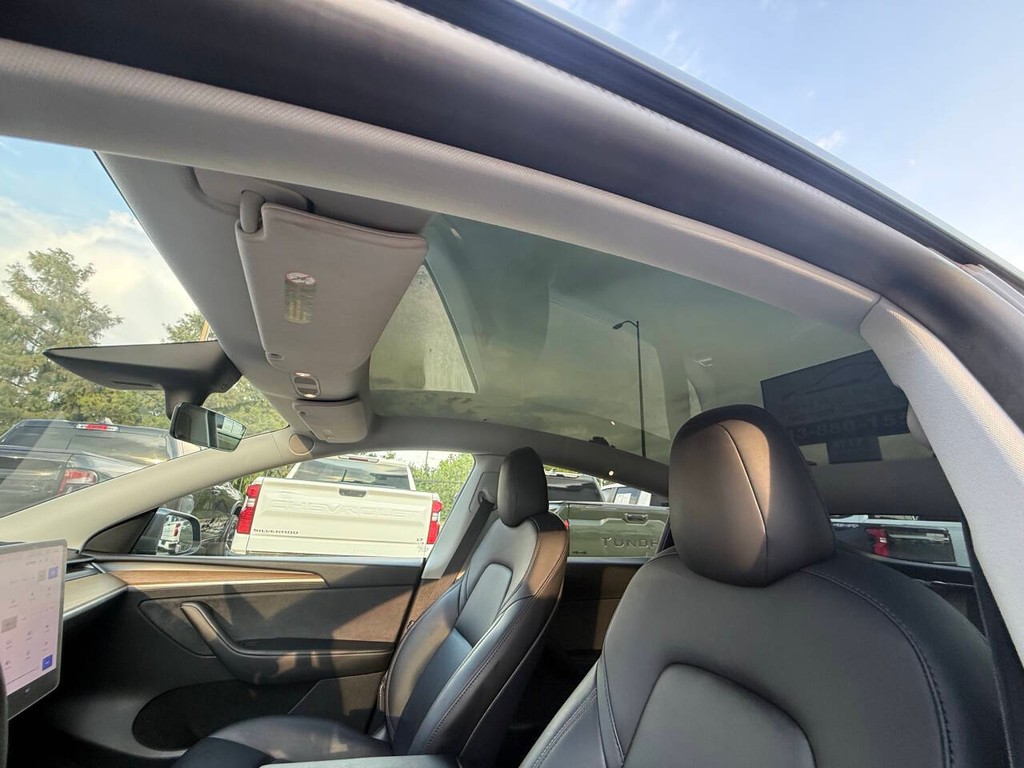 Tesla Model Y Vehicle Full-screen Gallery Image 35