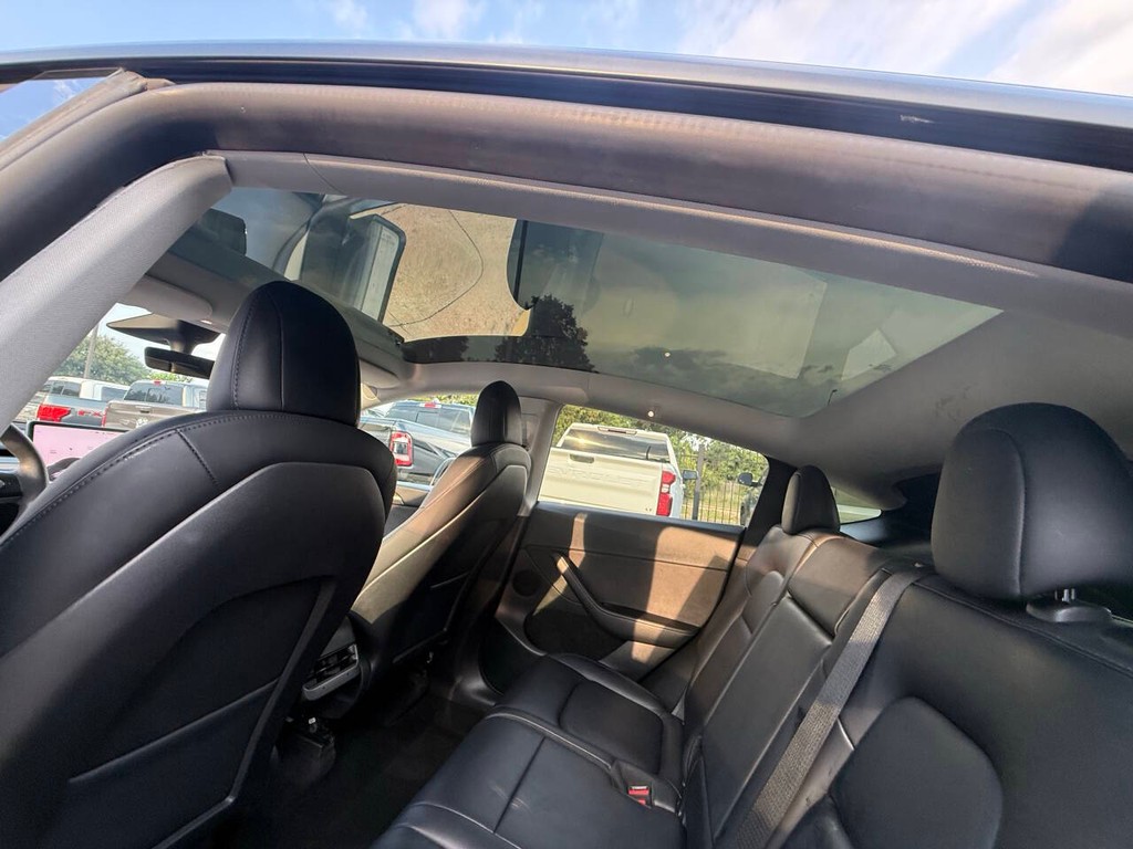 Tesla Model Y Vehicle Full-screen Gallery Image 36