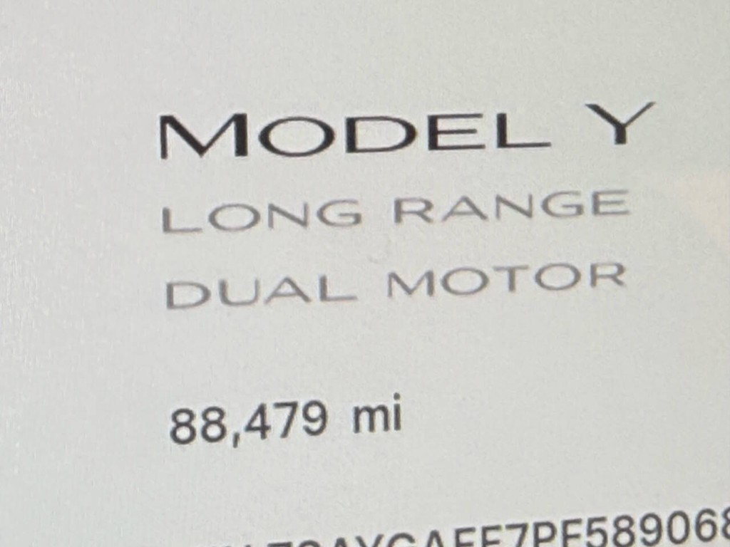 Tesla Model Y Vehicle Full-screen Gallery Image 37