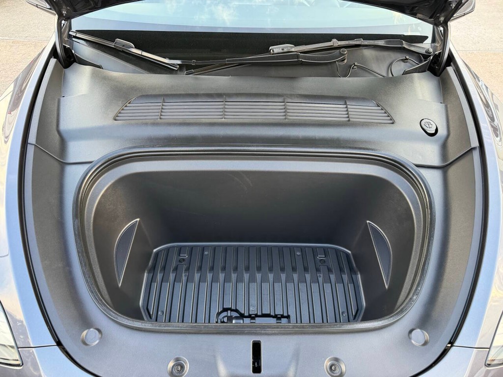 Tesla Model Y Vehicle Full-screen Gallery Image 39