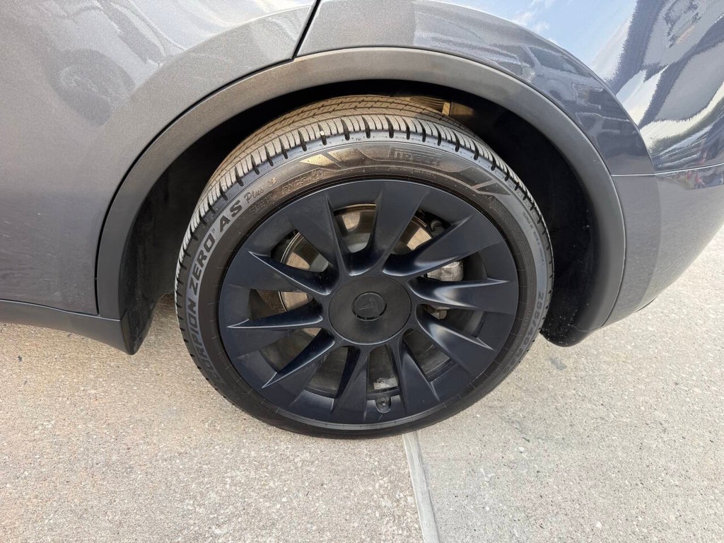 Tesla Model Y Vehicle Full-screen Gallery Image 40