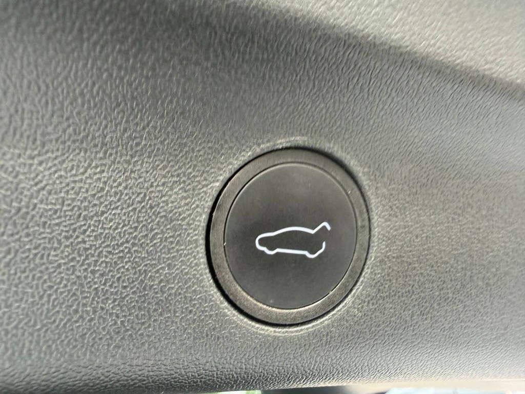 Tesla Model Y Vehicle Full-screen Gallery Image 41