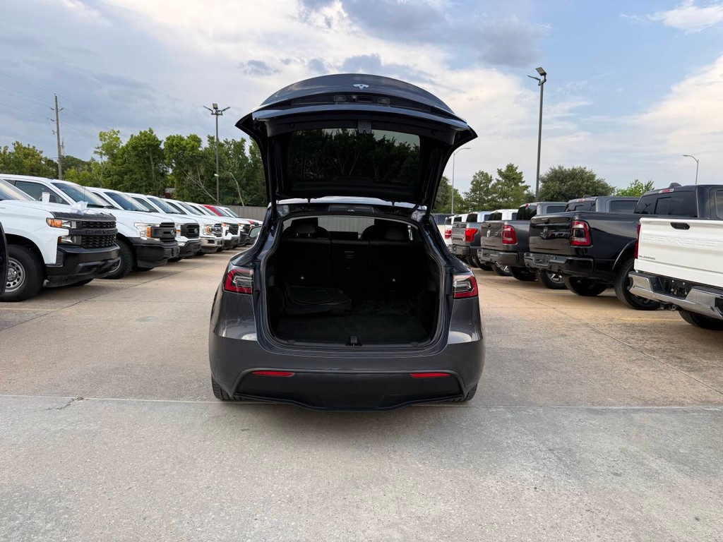 Tesla Model Y Vehicle Full-screen Gallery Image 42