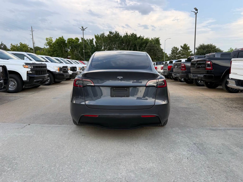 Tesla Model Y Vehicle Full-screen Gallery Image 43
