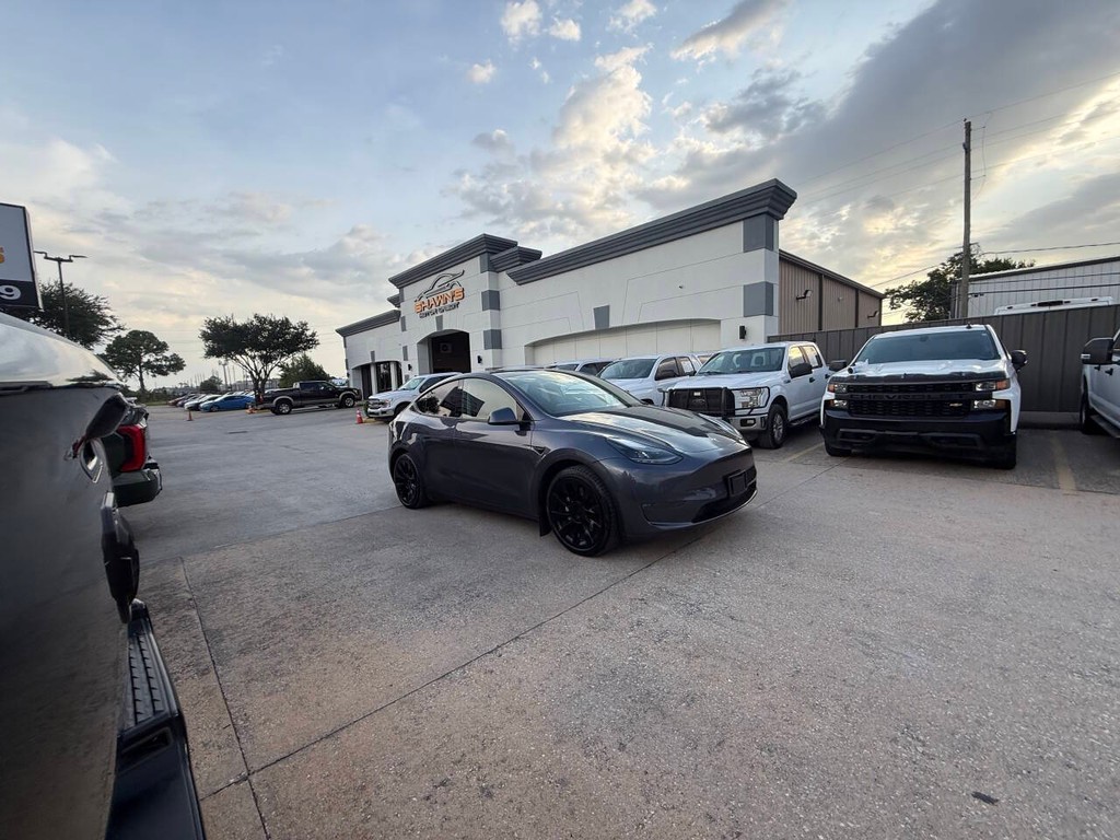 Tesla Model Y Vehicle Full-screen Gallery Image 48