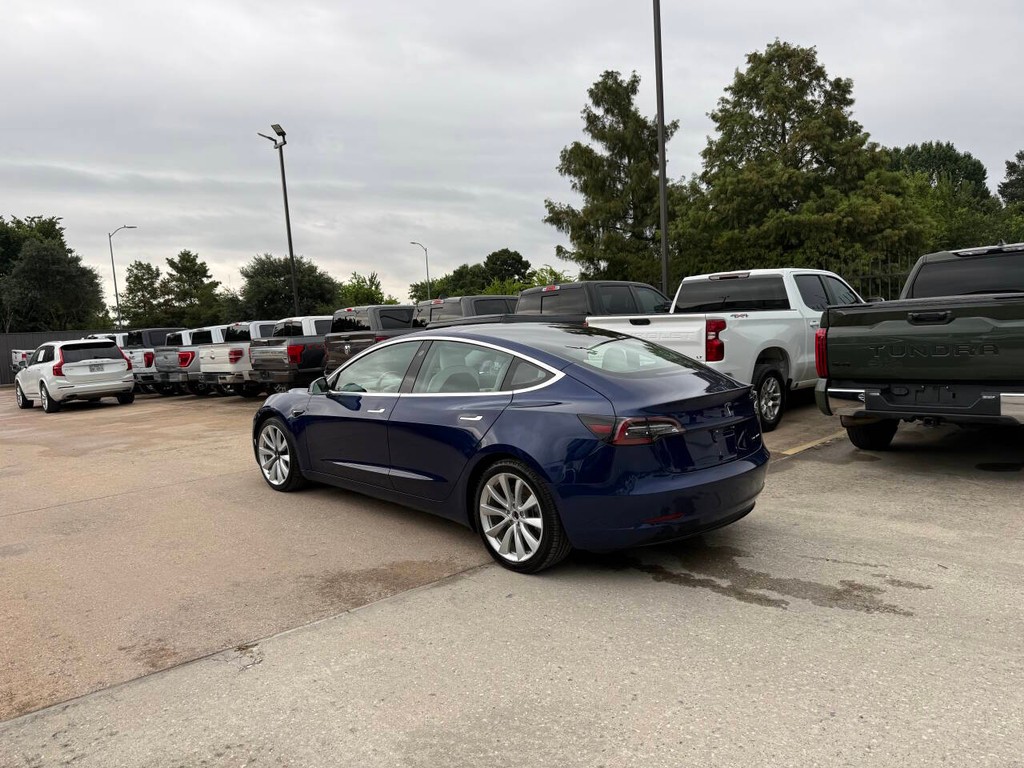 Tesla Model 3 Vehicle Full-screen Gallery Image 04