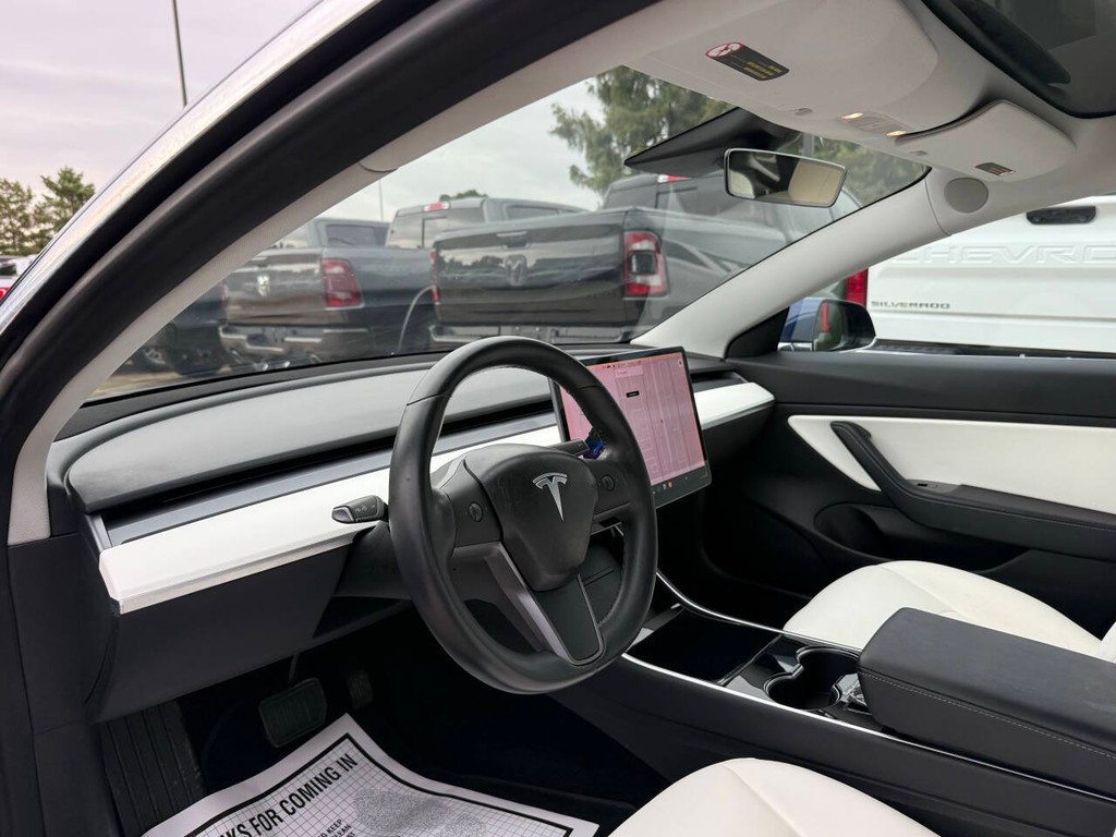 Tesla Model 3 Vehicle Full-screen Gallery Image 06